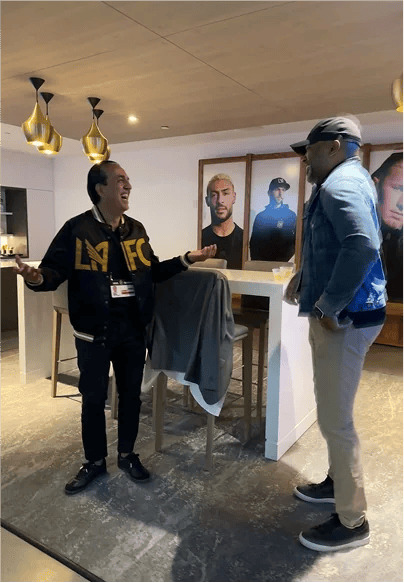 Jacob Emrani conversa con un aficionado de LAFC durante un evento del club