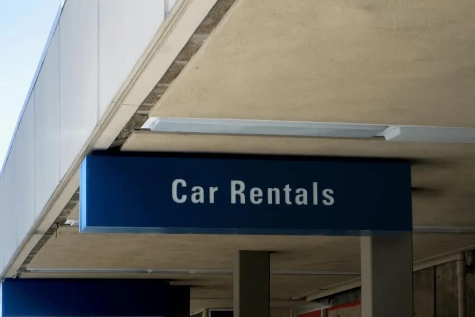 Cartel de Alquiler de Coches en el Aeropuerto