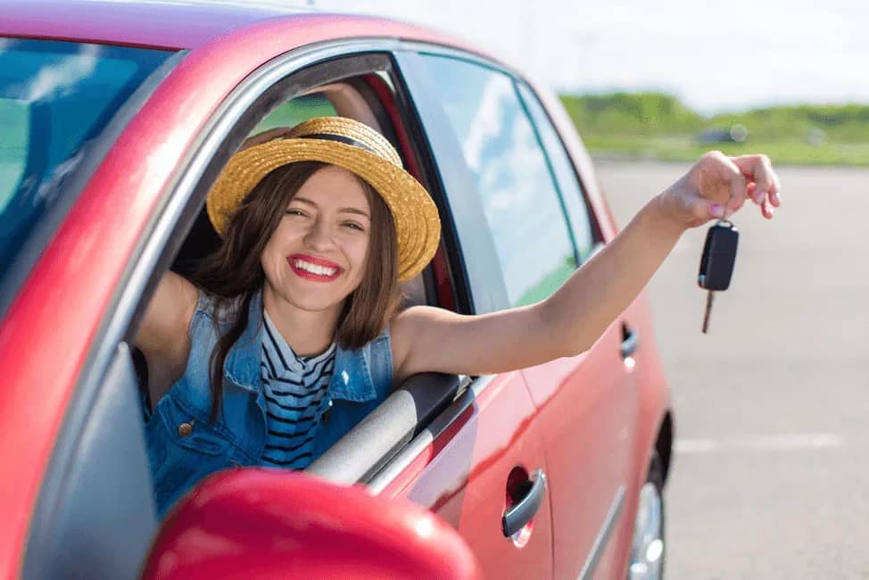 Mujer en un Coche de Alquiler