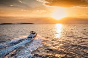 Lancha motora navegando por aguas tranquilas al atardecer