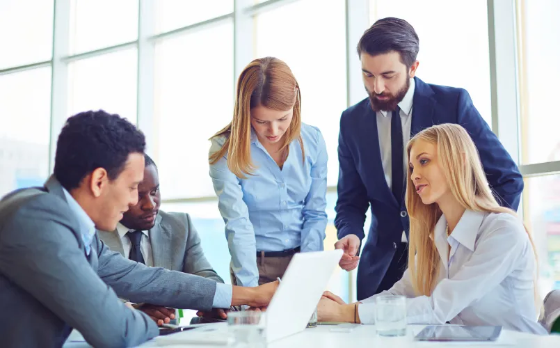 Un equipo legal revisa documentos y evidencia durante una reunión.