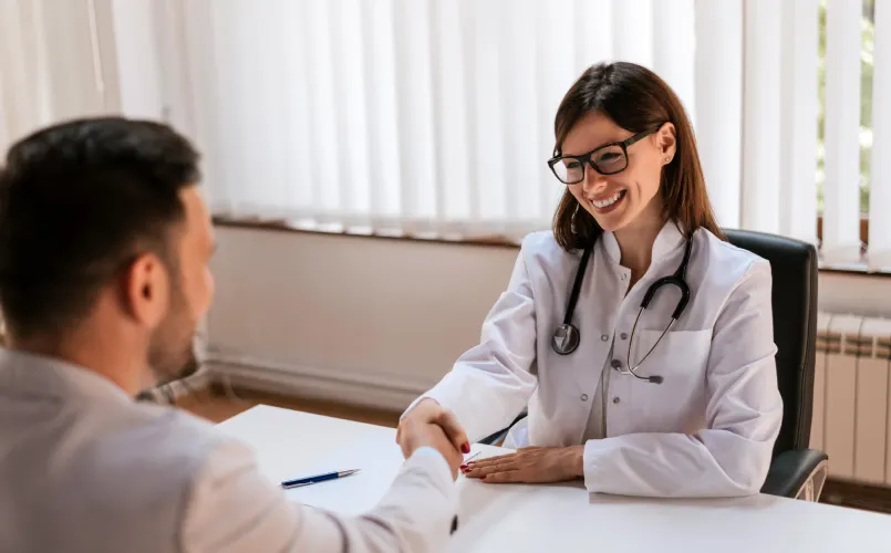 Una doctora conversa con una paciente durante una consulta médica.