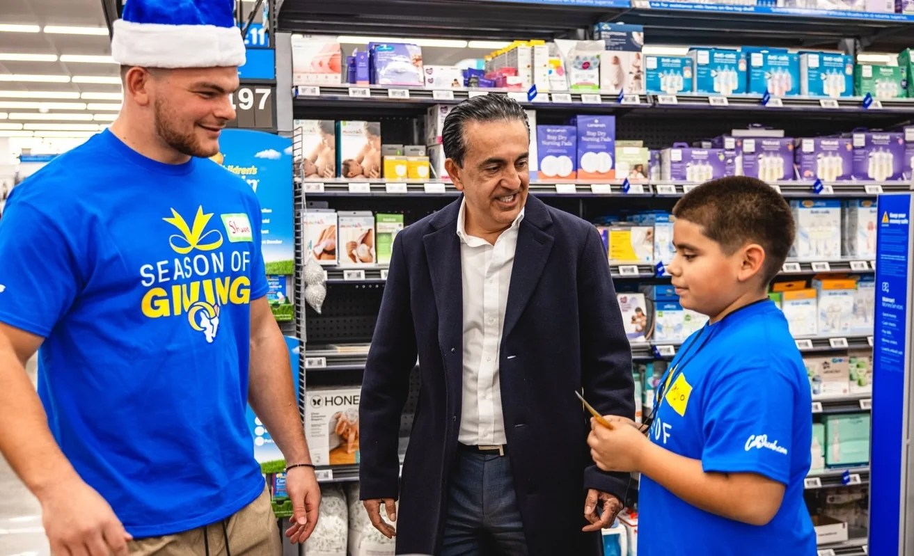 Jacob Emrani se une a Los Angeles Rams para dar regalos navideños