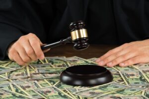 Judge-Hitting-Gavel-settlement-trial